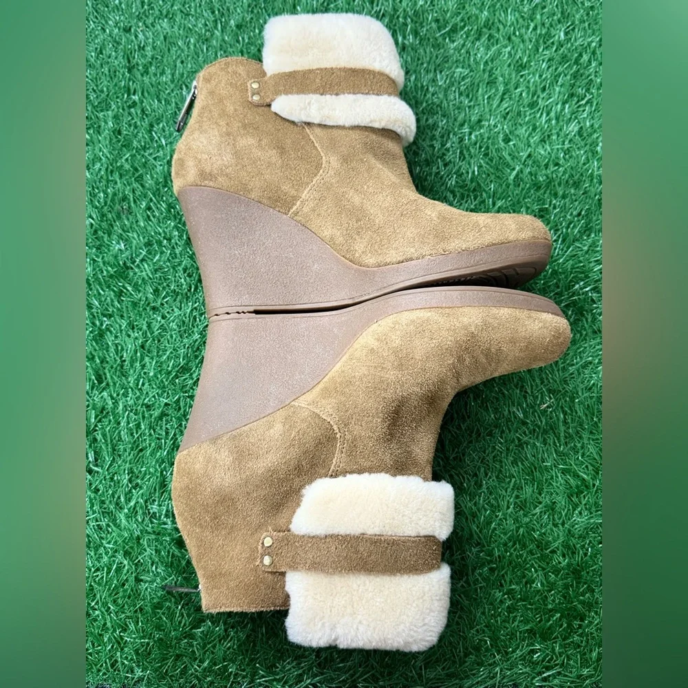 UGG Women 8 Antonia Suede/Sheepskin Fur 3.5” Heel Wedge Ankle Booties Boots Sz 9